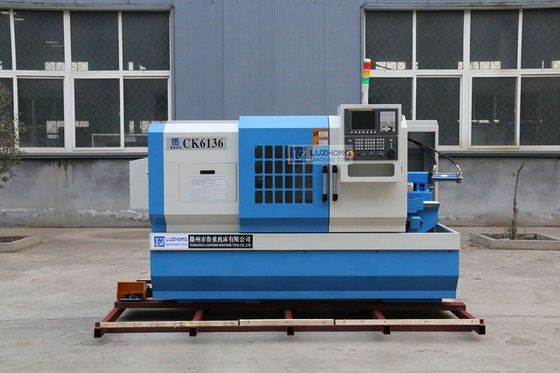 Токарный станок небольшой нержавеющей стали токарного станка металла CNC CK6136D подвергая механической обработке